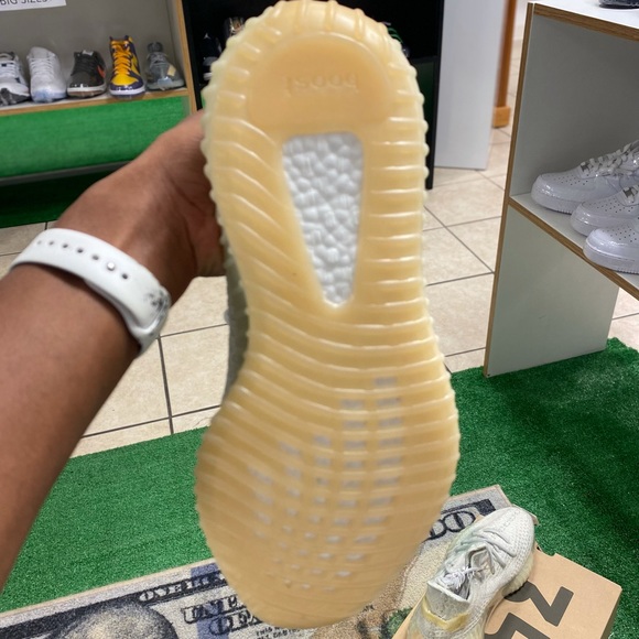 Men Adidas Yeezy boost 350v2 light size 10 men’s shoe new